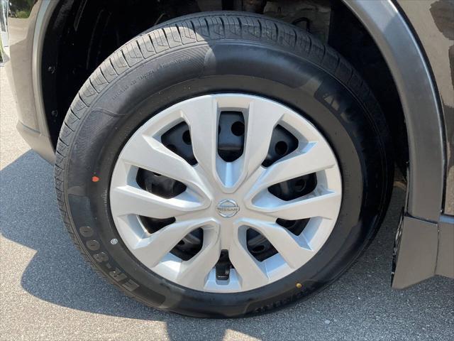 Photo of 2016 Midnight Jade Nissan Rogue