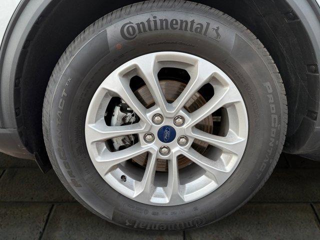 Photo of 2022 Iconic Silver Metallic Ford Escape