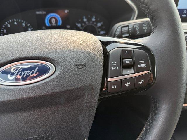 Photo of 2022 Iconic Silver Metallic Ford Escape