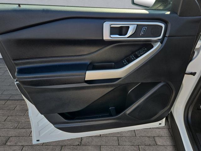 Photo of 2022 Star White Ford Explorer