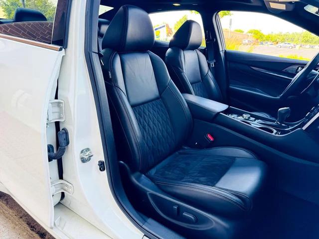 Photo of 2020 Pearl White Tricoat Nissan Maxima