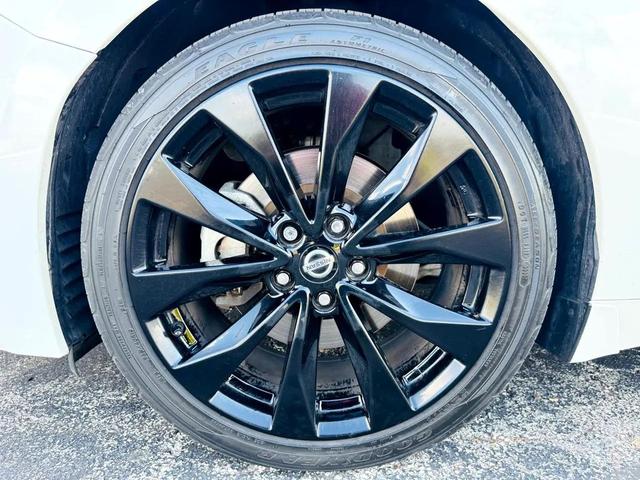 Photo of 2020 Pearl White Tricoat Nissan Maxima