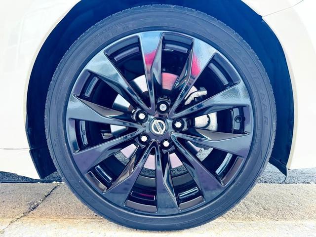 Photo of 2020 Pearl White Tricoat Nissan Maxima