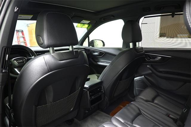 Photo of 2025 Mythos Black Metallic Audi Q7