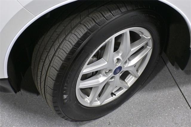 Photo of 2022 Oxford White Ford Edge
