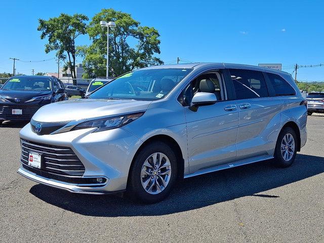 Photo of 2024 CELESTIAL SILV Toyota Sienna