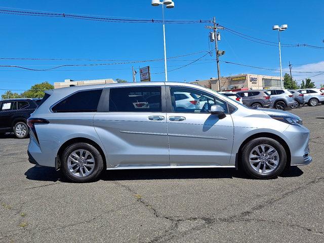 Photo of 2024 CELESTIAL SILV Toyota Sienna