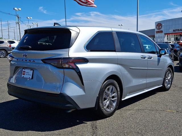 Photo of 2024 CELESTIAL SILV Toyota Sienna