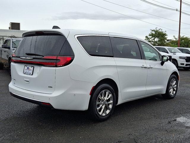 Photo of 2023 Bright White Clearcoat Chrysler Pacifica