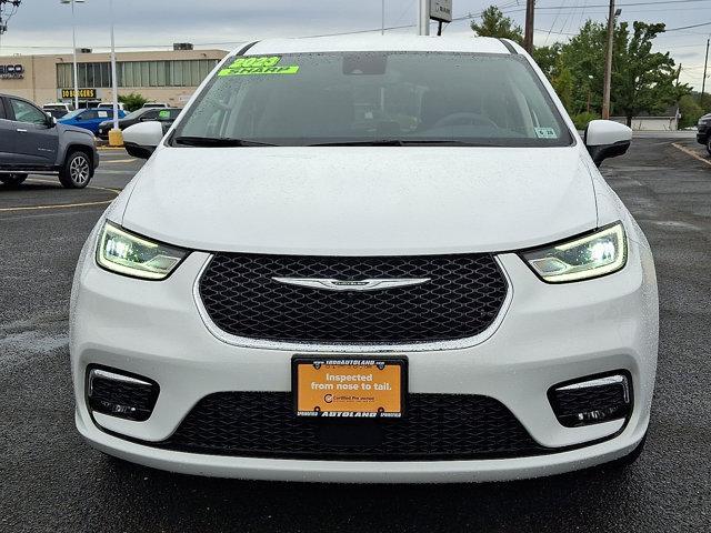 Photo of 2023 Bright White Clearcoat Chrysler Pacifica