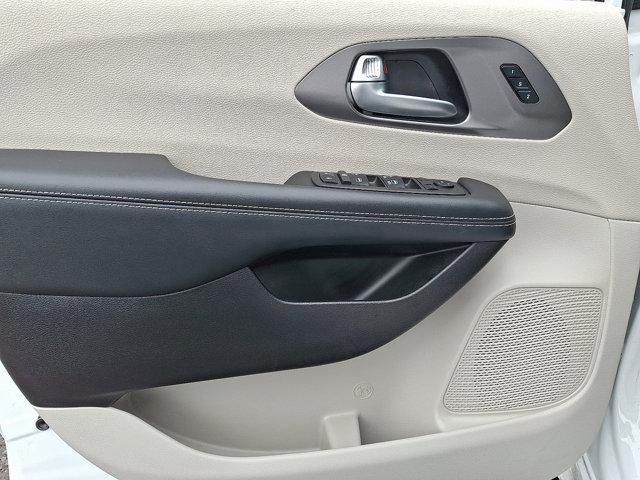 Photo of 2023 Bright White Clearcoat Chrysler Pacifica