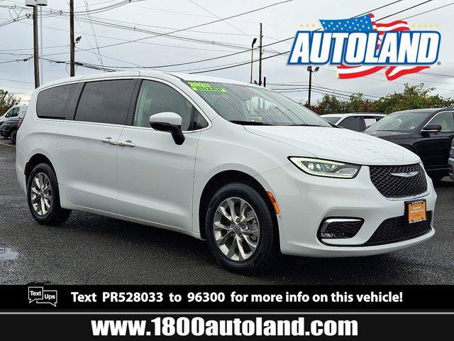 Photo of 2023 Bright White Clearcoat Chrysler Pacifica