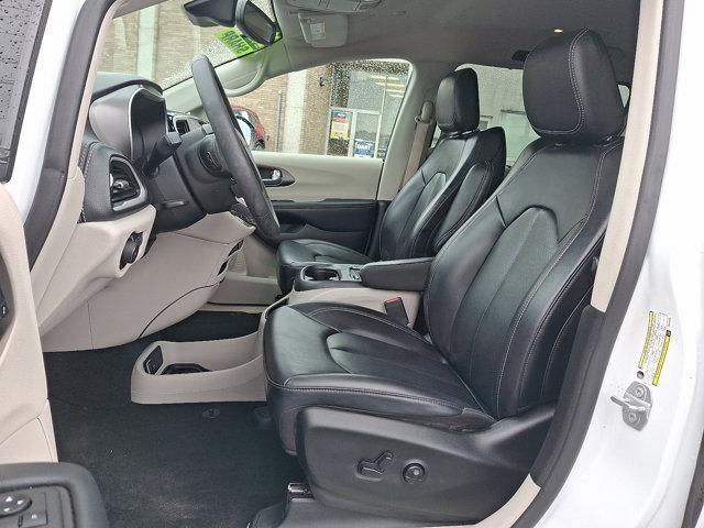 Photo of 2023 Bright White Clearcoat Chrysler Pacifica