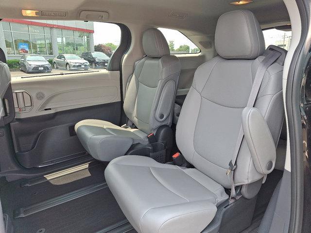 Photo of 2022 MIDNGT BLK MET Toyota Sienna