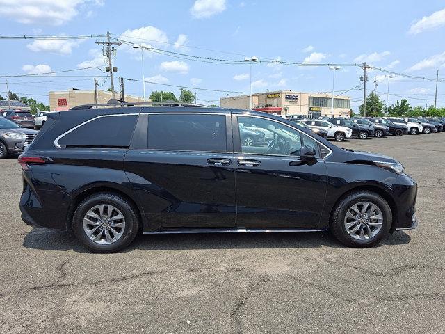 Photo of 2022 MIDNGT BLK MET Toyota Sienna