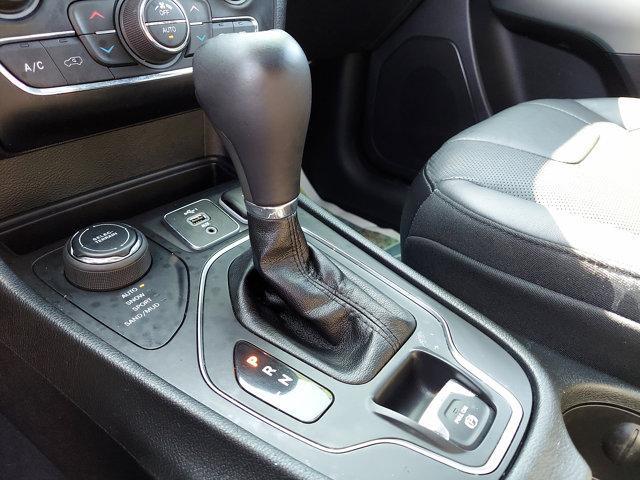 Photo of 2019 Pearl White Pearlcoat Jeep Cherokee