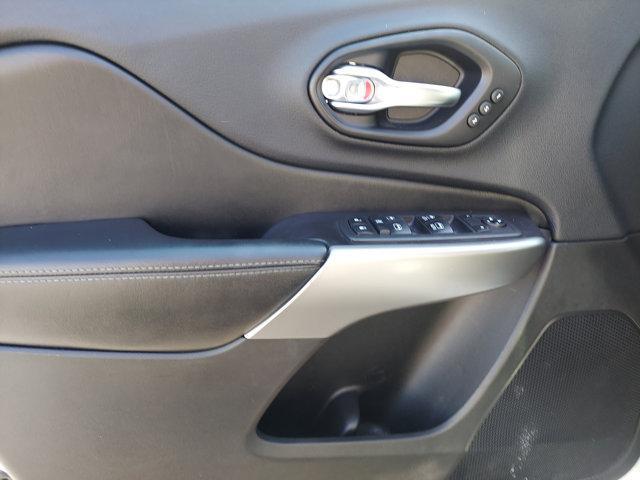 Photo of 2019 Pearl White Pearlcoat Jeep Cherokee