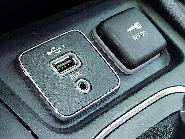 Photo of 2019 Pearl White Pearlcoat Jeep Cherokee