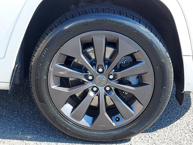 Photo of 2019 Pearl White Pearlcoat Jeep Cherokee