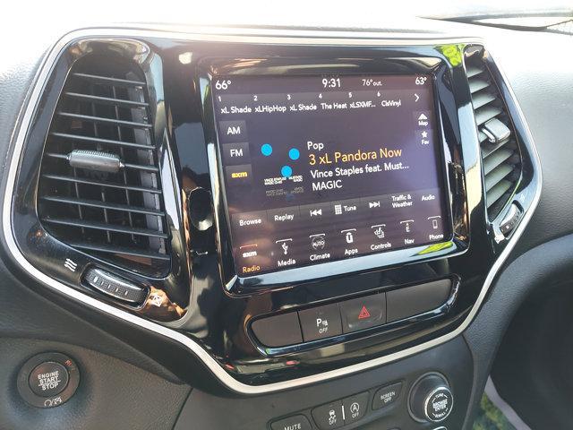 Photo of 2019 Pearl White Pearlcoat Jeep Cherokee