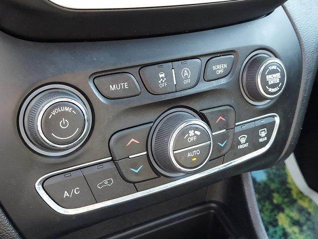 Photo of 2019 Pearl White Pearlcoat Jeep Cherokee