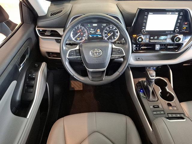 Photo of 2022 Moon Dust Toyota Highlander