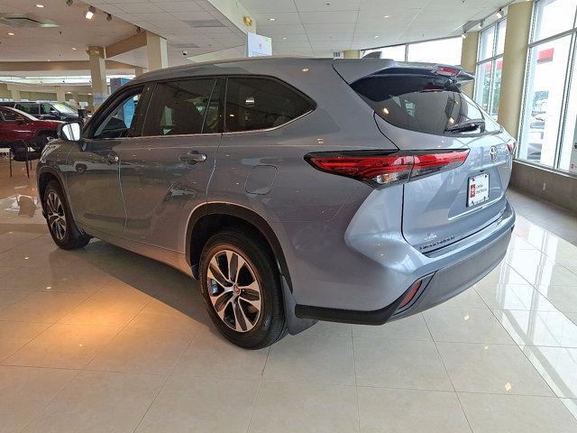 Photo of 2022 Moon Dust Toyota Highlander