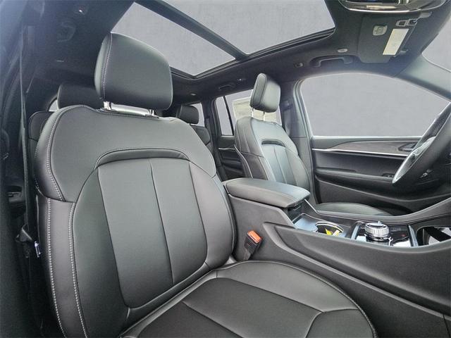 Photo of 2025 Bright White Clearcoat Jeep Grand Cherokee