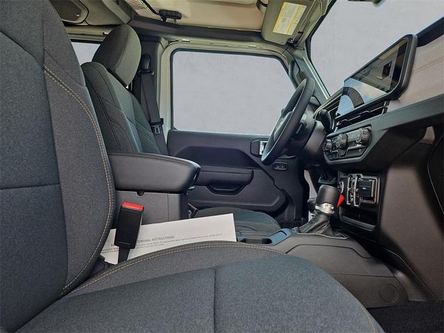 Photo of 2025 Bright White Clearcoat Jeep Wrangler