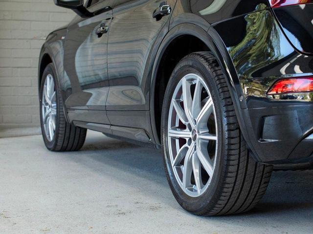 Photo of 2024 Mythos Black Metallic Audi Q5