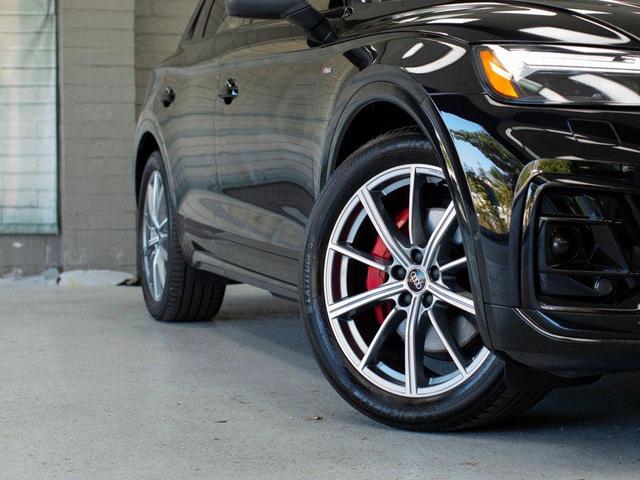 Photo of 2024 Mythos Black Metallic Audi Q5