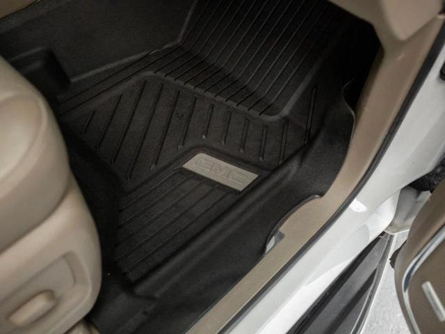 Photo of 2020 Summit White GMC Yukon