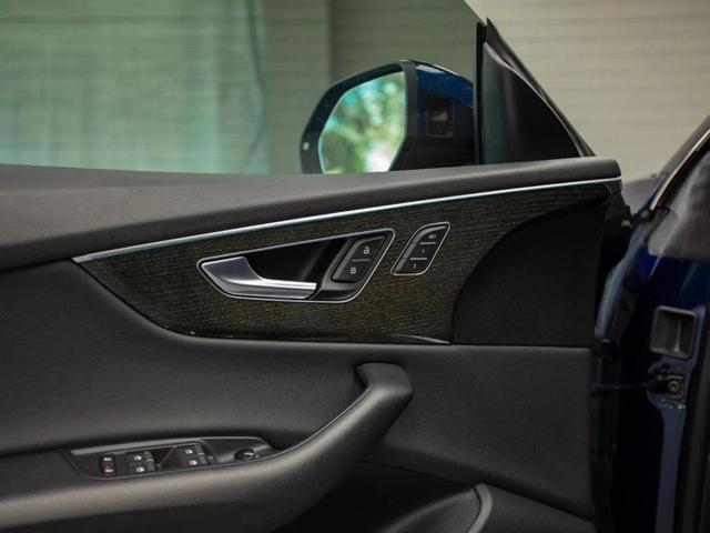 Photo of 2021 Navarra Blue Metallic Audi Q8