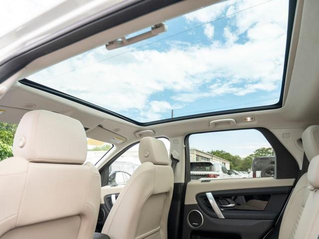 Photo of 2024 Fuji White Land Rover Discovery Sport