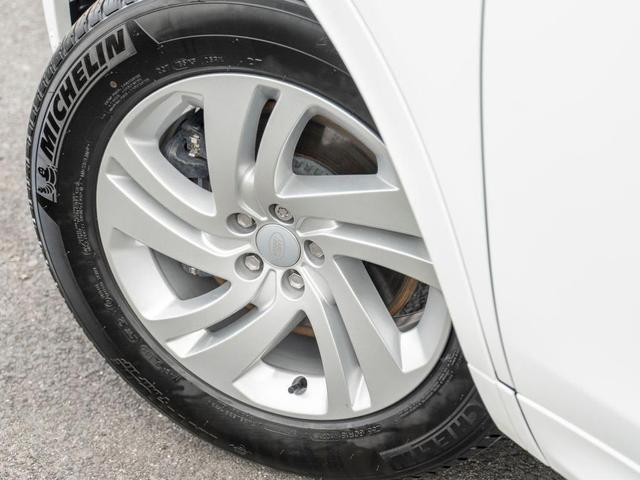 Photo of 2024 Fuji White Land Rover Discovery Sport