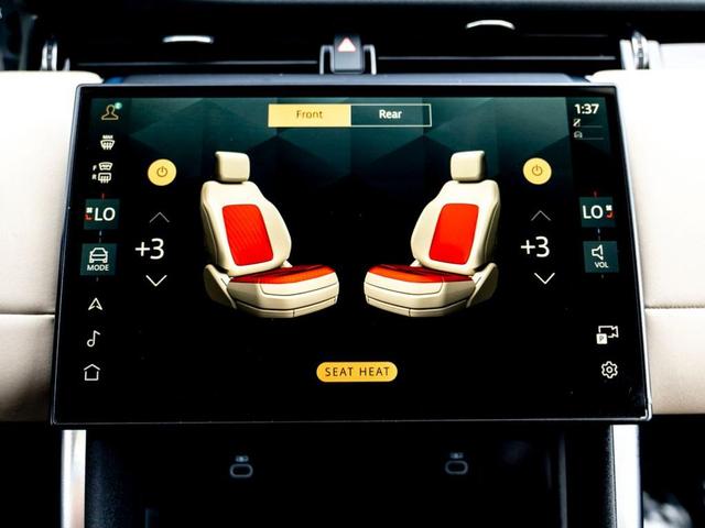 Photo of 2024 Fuji White Land Rover Discovery Sport
