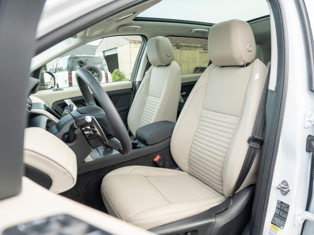 Photo of 2024 Fuji White Land Rover Discovery Sport