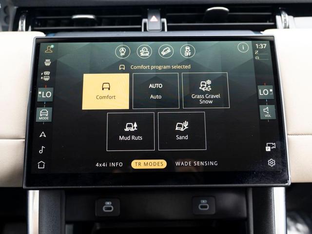 Photo of 2024 Fuji White Land Rover Discovery Sport