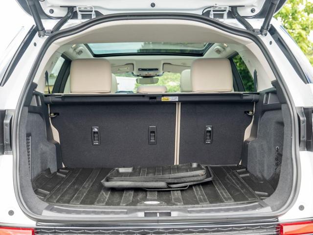 Photo of 2024 Fuji White Land Rover Discovery Sport