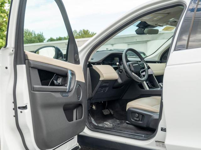 Photo of 2024 Fuji White Land Rover Discovery Sport