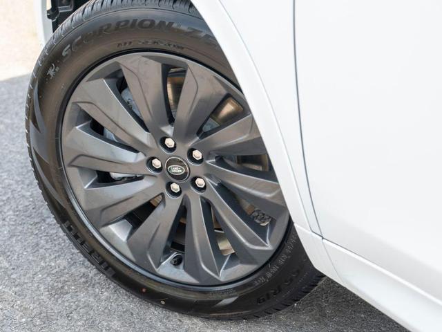 Photo of 2025 Fuji White Land Rover Discovery Sport