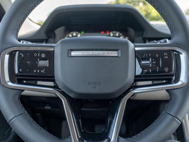 Photo of 2025 Fuji White Land Rover Discovery Sport