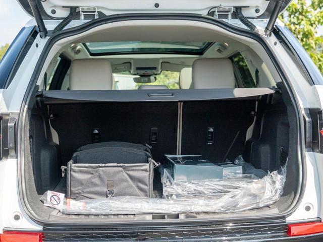Photo of 2025 Fuji White Land Rover Discovery Sport