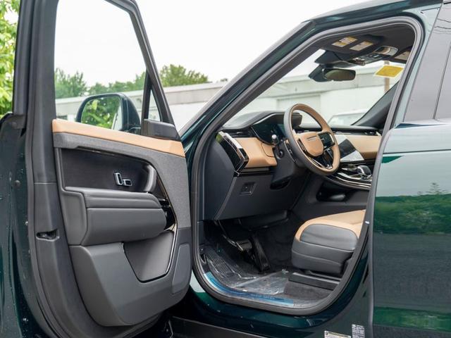 Photo of 2025 British Racing Green Land Rover Range Rover Sport