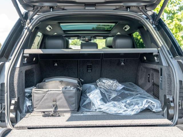 Photo of 2025 Santorini Black Land Rover Range Rover