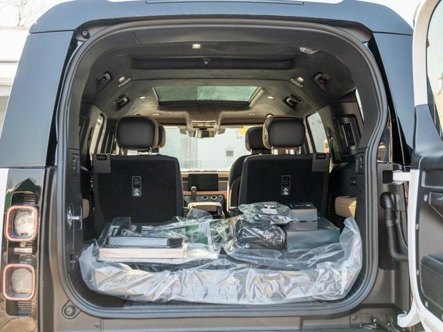 Photo of 2025 Fuji White Land Rover Defender