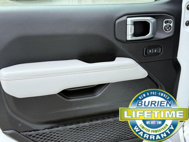 Photo of 2023 Bright White Clearcoat Jeep Gladiator