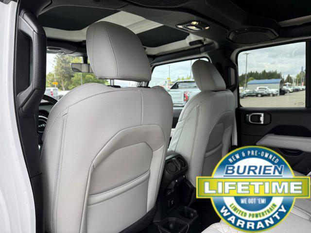 Photo of 2023 Bright White Clearcoat Jeep Gladiator