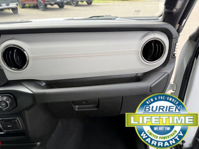 Photo of 2023 Bright White Clearcoat Jeep Gladiator