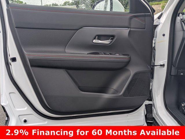 Photo of 2025 Aspen White Tricoat Nissan Kicks